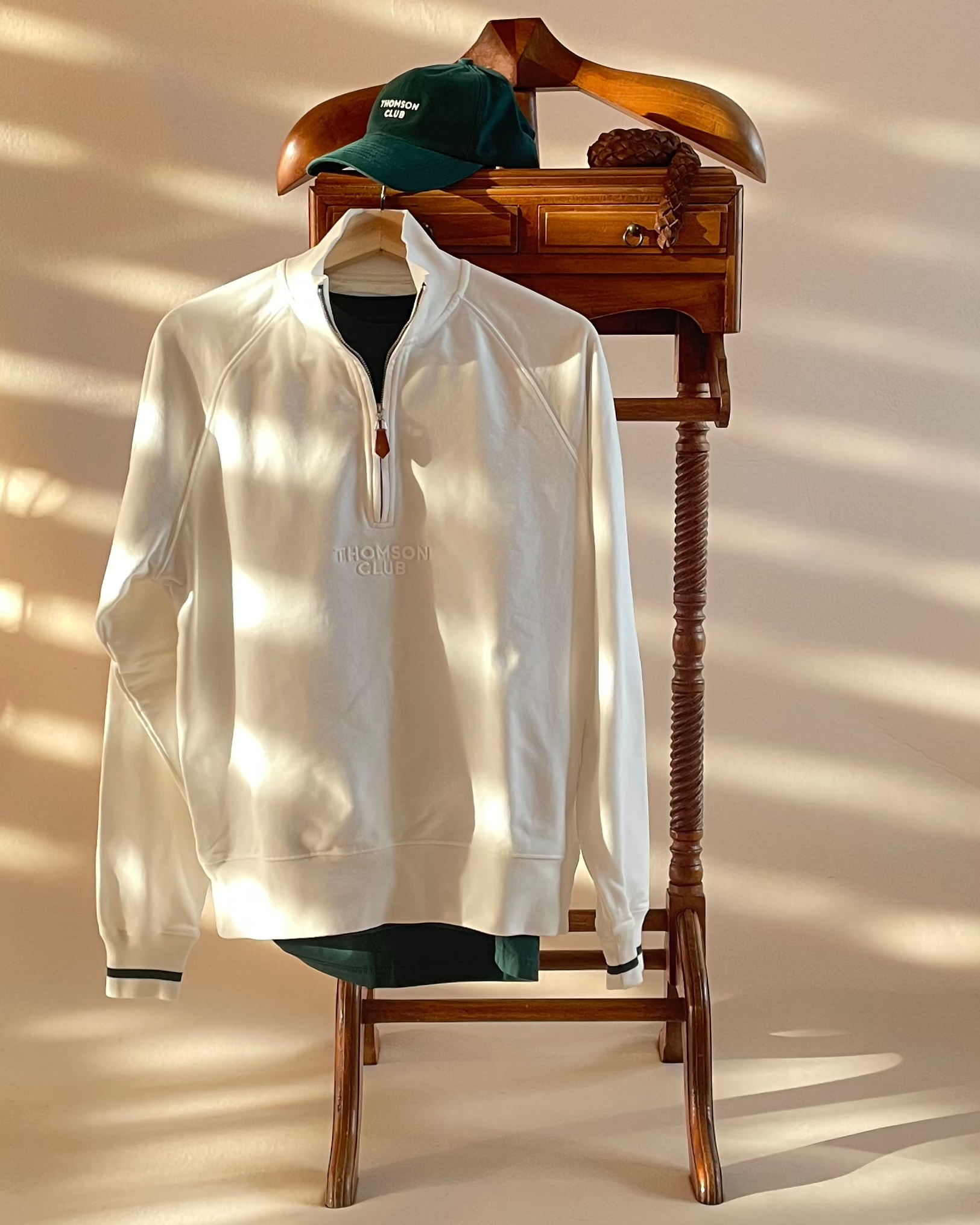 Combinação perfeita de detalhes, cor e conforto para um look casual refinado.