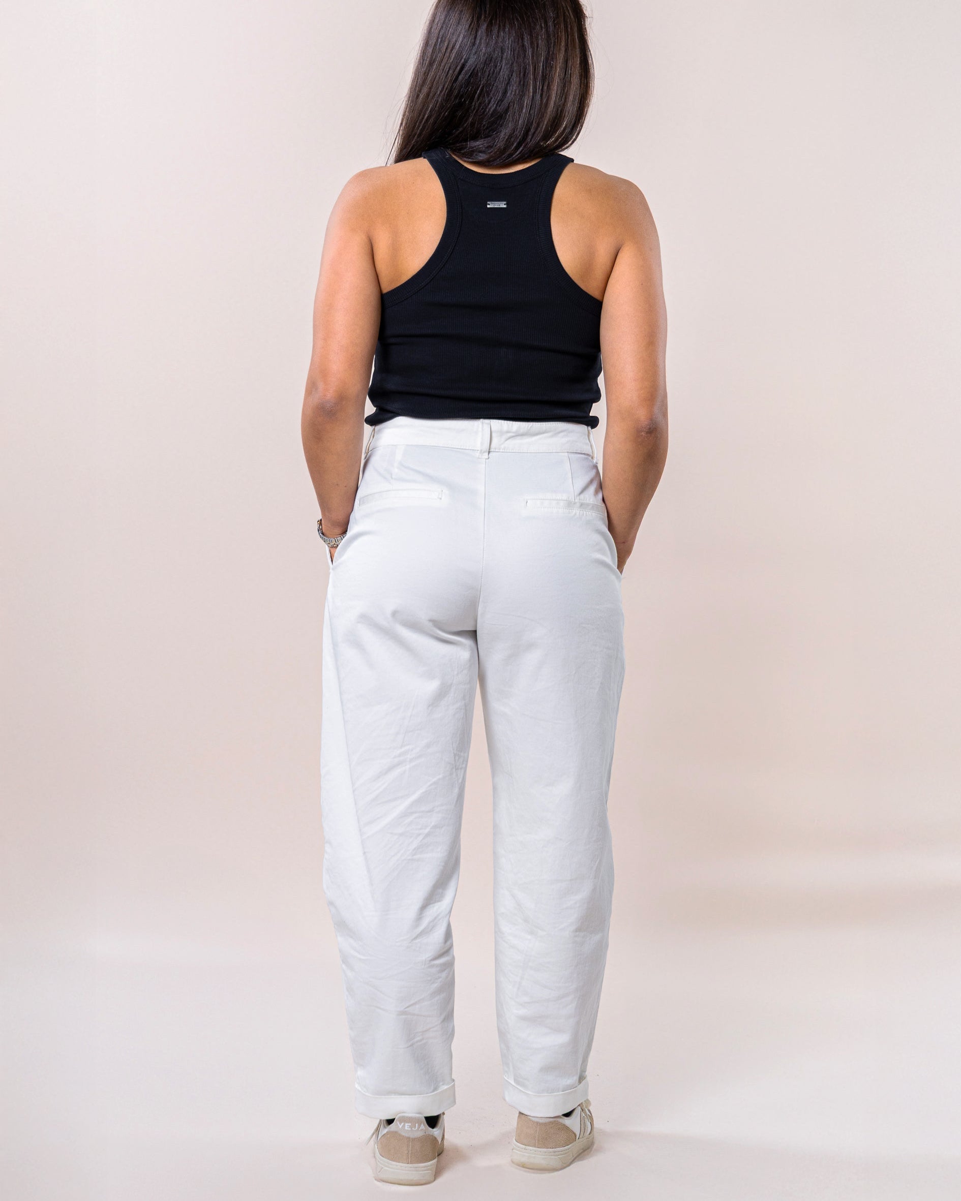 Simples, duradouro e sempre atual — o essencial do guarda-roupa feminino.