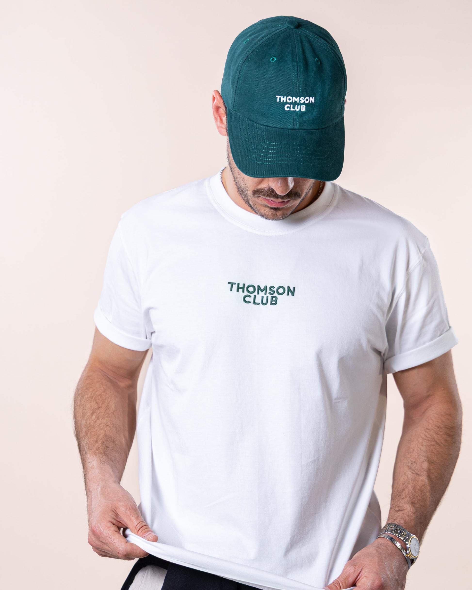 Boné de sarja verde Thomson Club, confeccionado em 100% algodão com sarja esmerilada para um toque suave e acabamento refinado. Modelo de seis painéis, tamanho único, com fecho ajustável e ajustador de metal em prata velha. Possui faixa de cabeça reforçada e logotipo bordado, garantindo conforto e estilo versátil para qualquer ocasião.