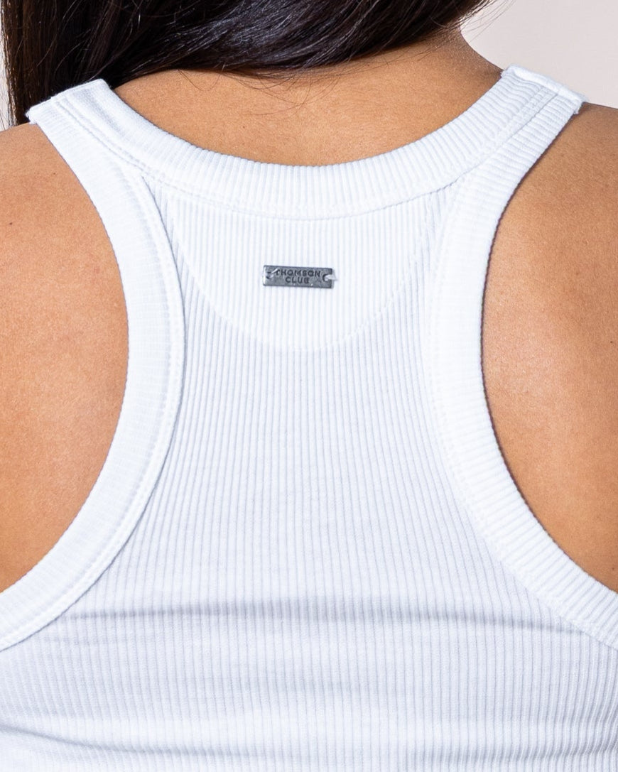 Um top justo e sofisticado, perfeito para elevar qualquer look.