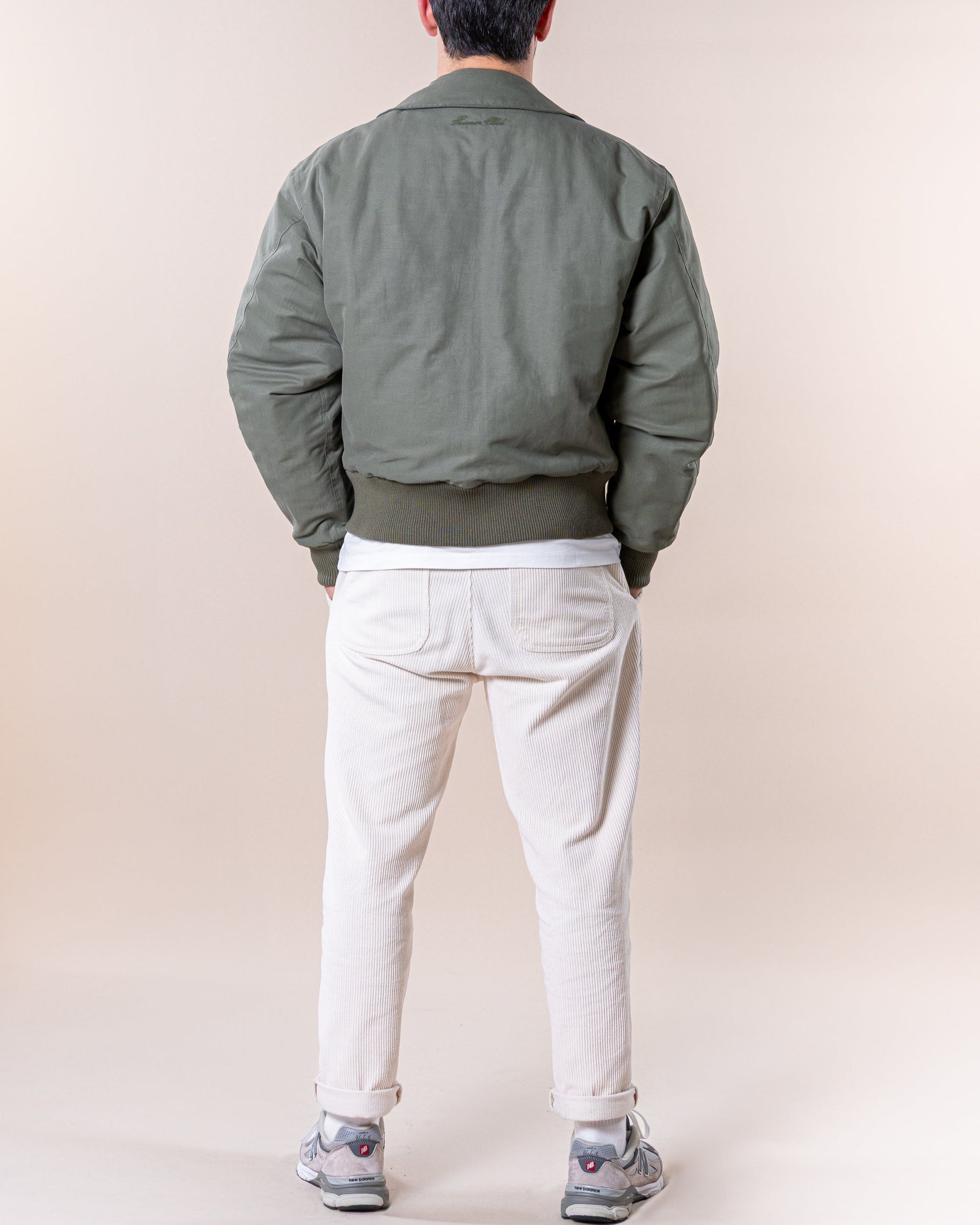 Casaco bomber de homem caqui, feito de tecido esmerilado premium (60% algodão, 40% poliéster). Acolchoado para máximo conforto, com corte regular, gola clássica e punhos/bainha em rib 2X2 para ajuste flexível. Inclui bolso interno, patch de couro com logotipo Thomson Club e puxador TC personalizado de couro. Design icônico e atemporal, perfeito para atitude e confiança.