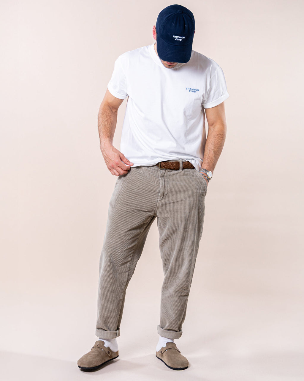 Modelagem moderna que garante mobilidade e estilo casual para qualquer ocasião.