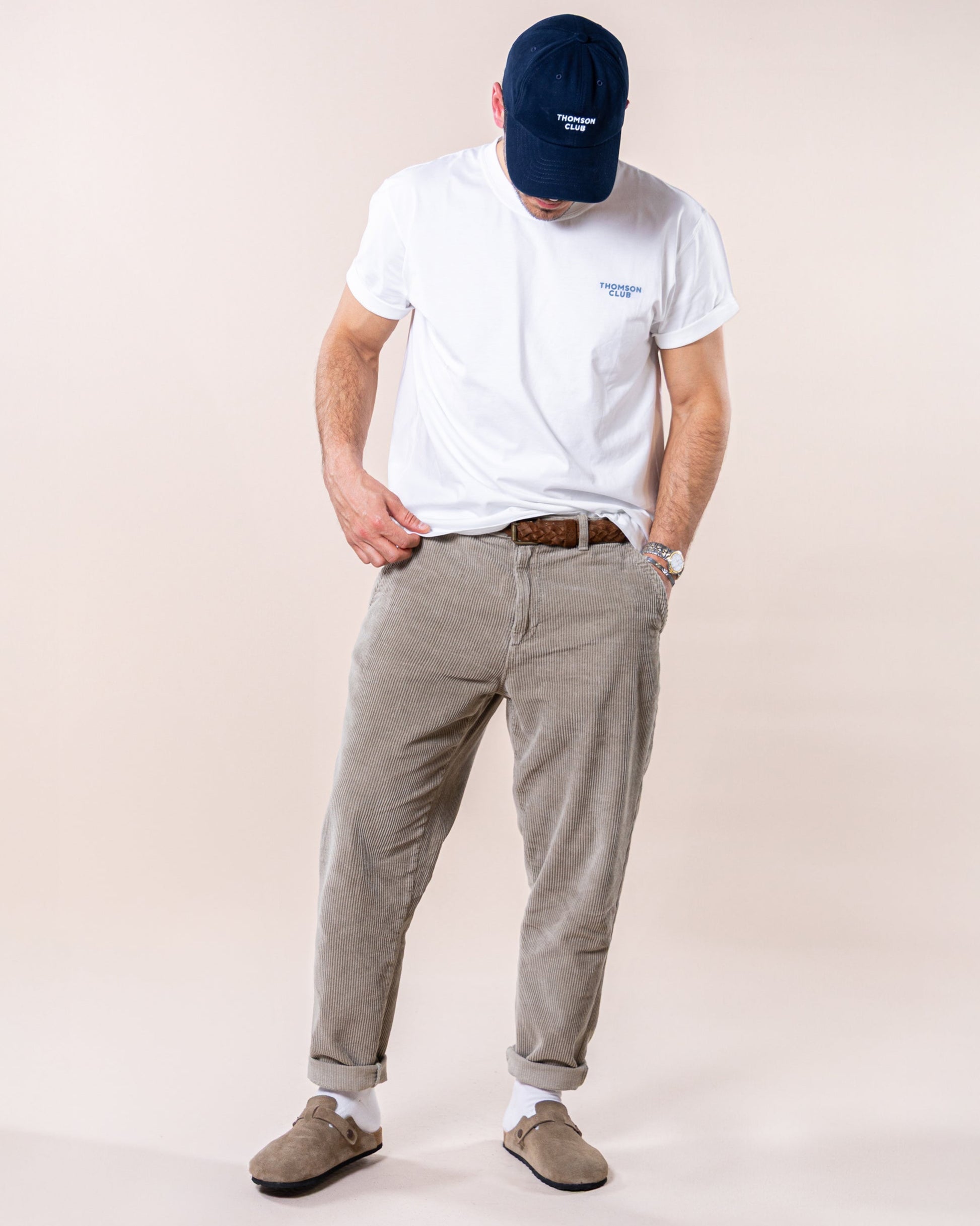 Modelagem moderna que garante mobilidade e estilo casual para qualquer ocasião.