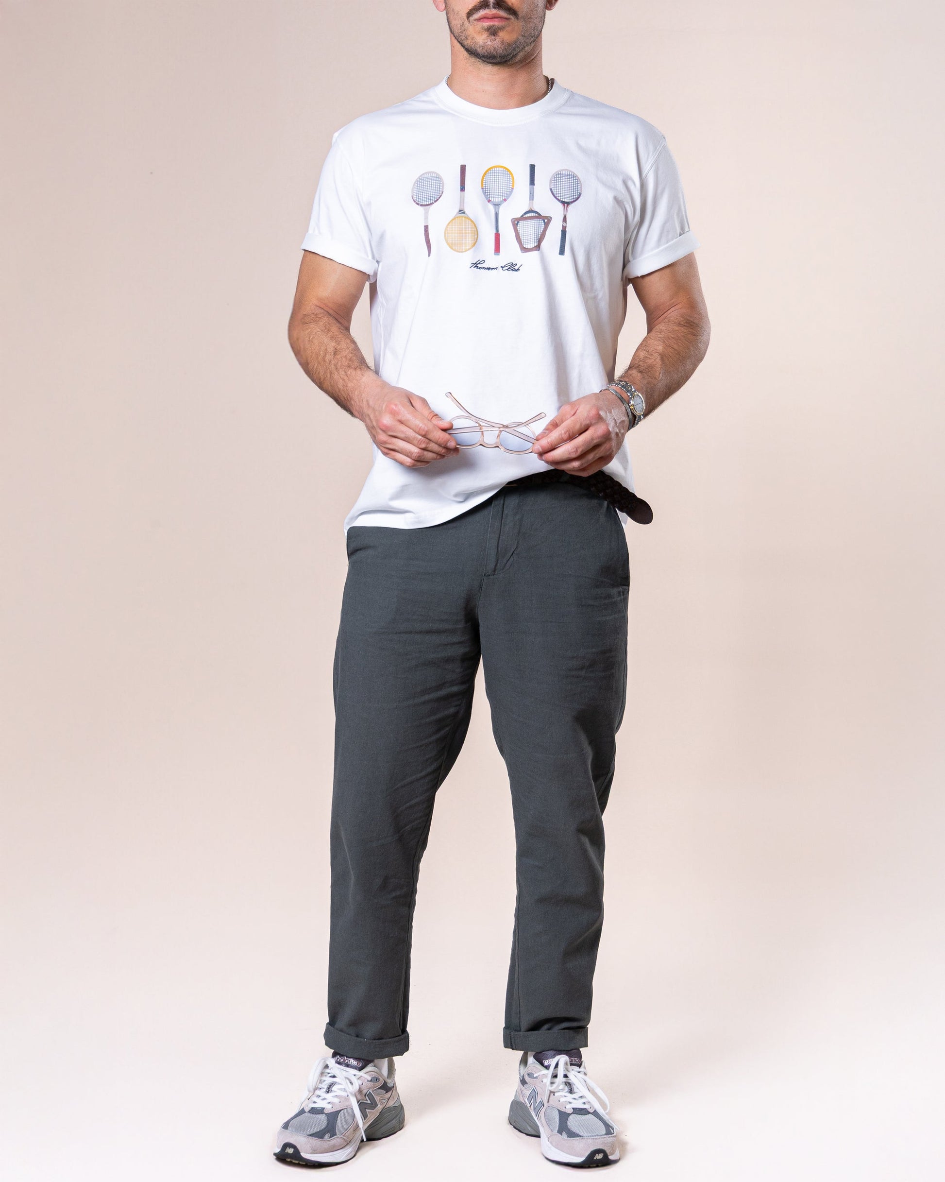 Modelagem moderna que combina estilo casual com o charme do desporto clássico.