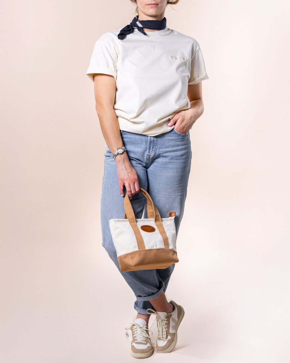 Ajuste casual e sofisticado, perfeito para múltiplas combinações de estilo.
