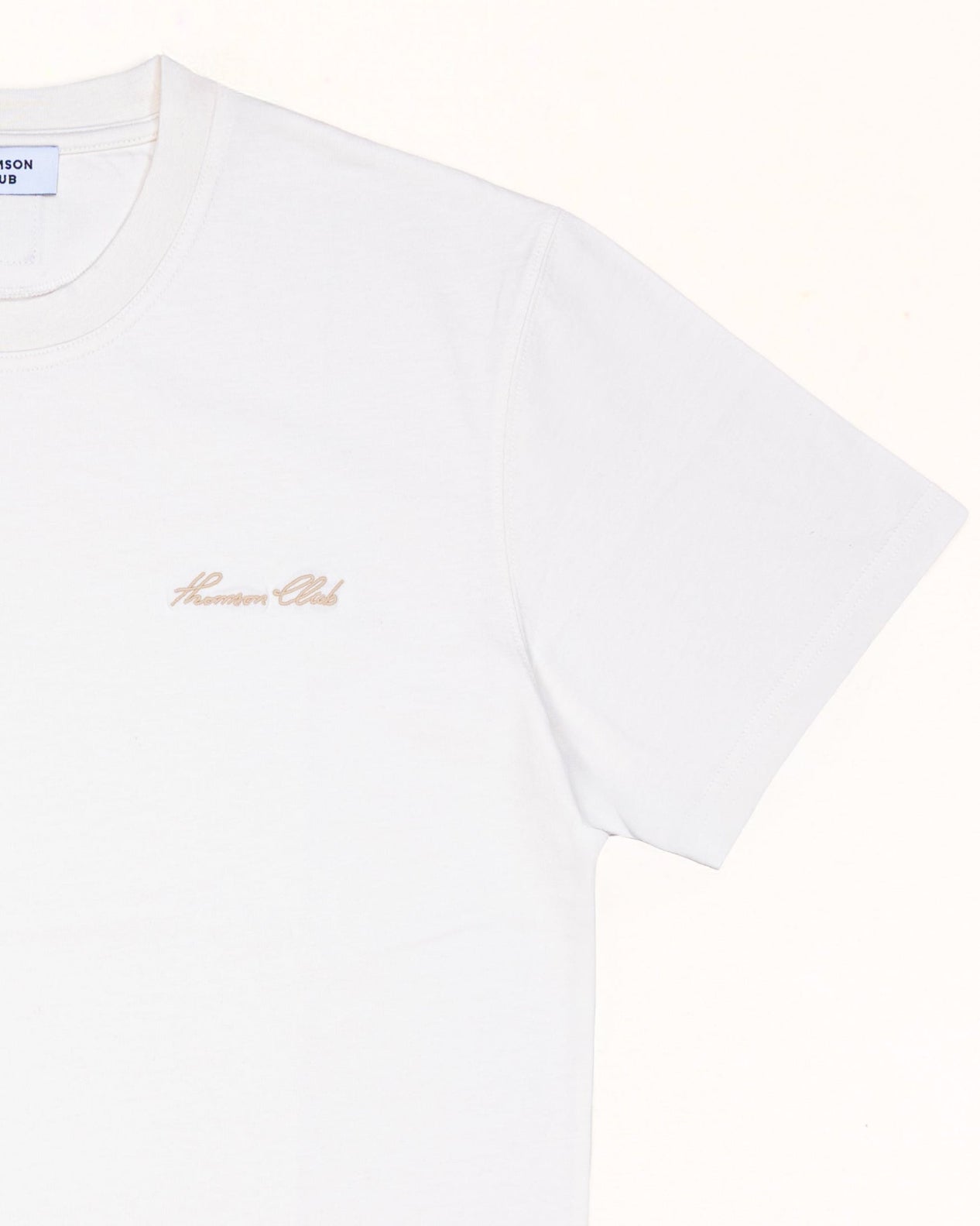 Bordado delicado que adiciona charme e personalidade à t-shirt marfim.