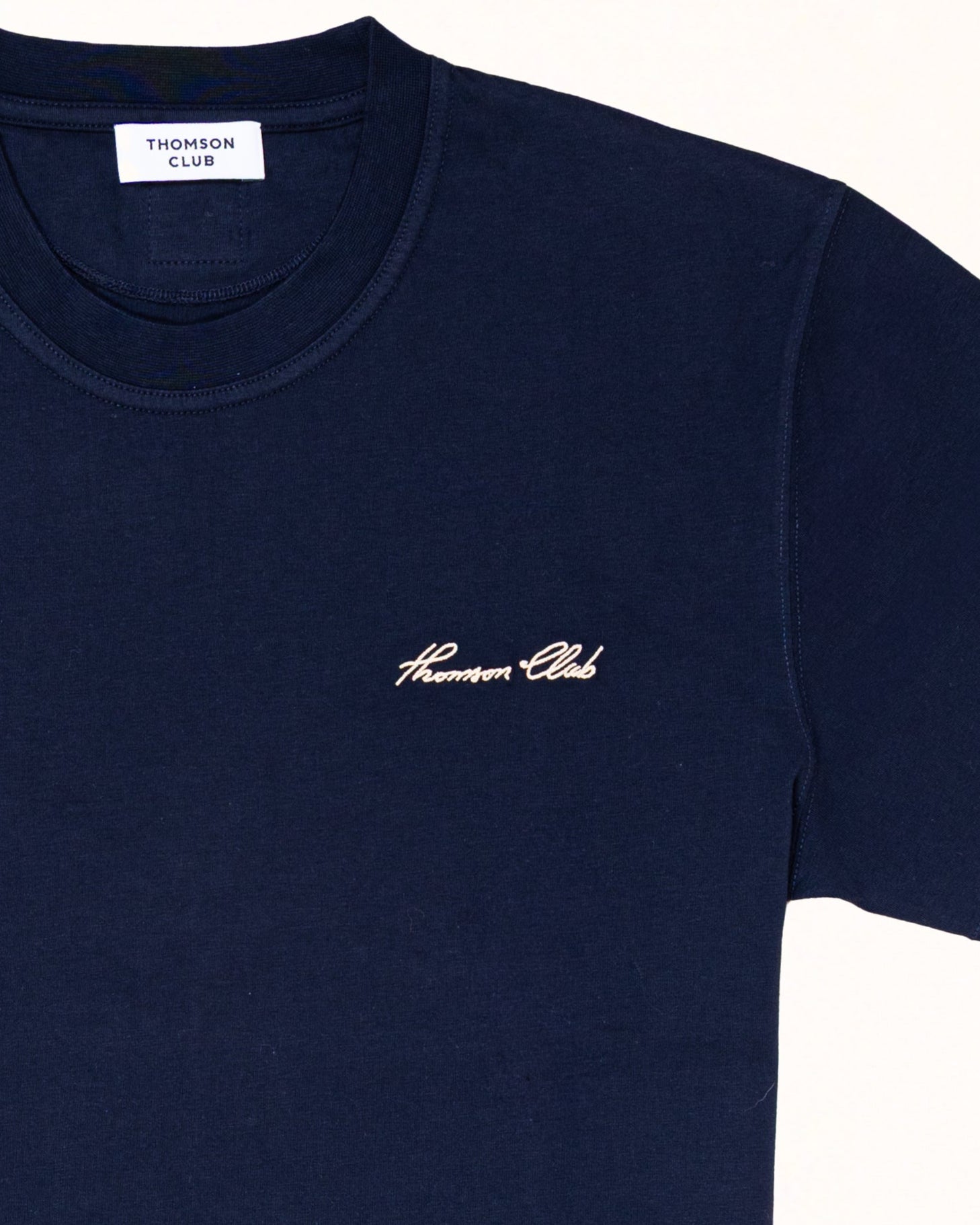 Bordado delicado que adiciona charme e estilo à t-shirt azul marinho.