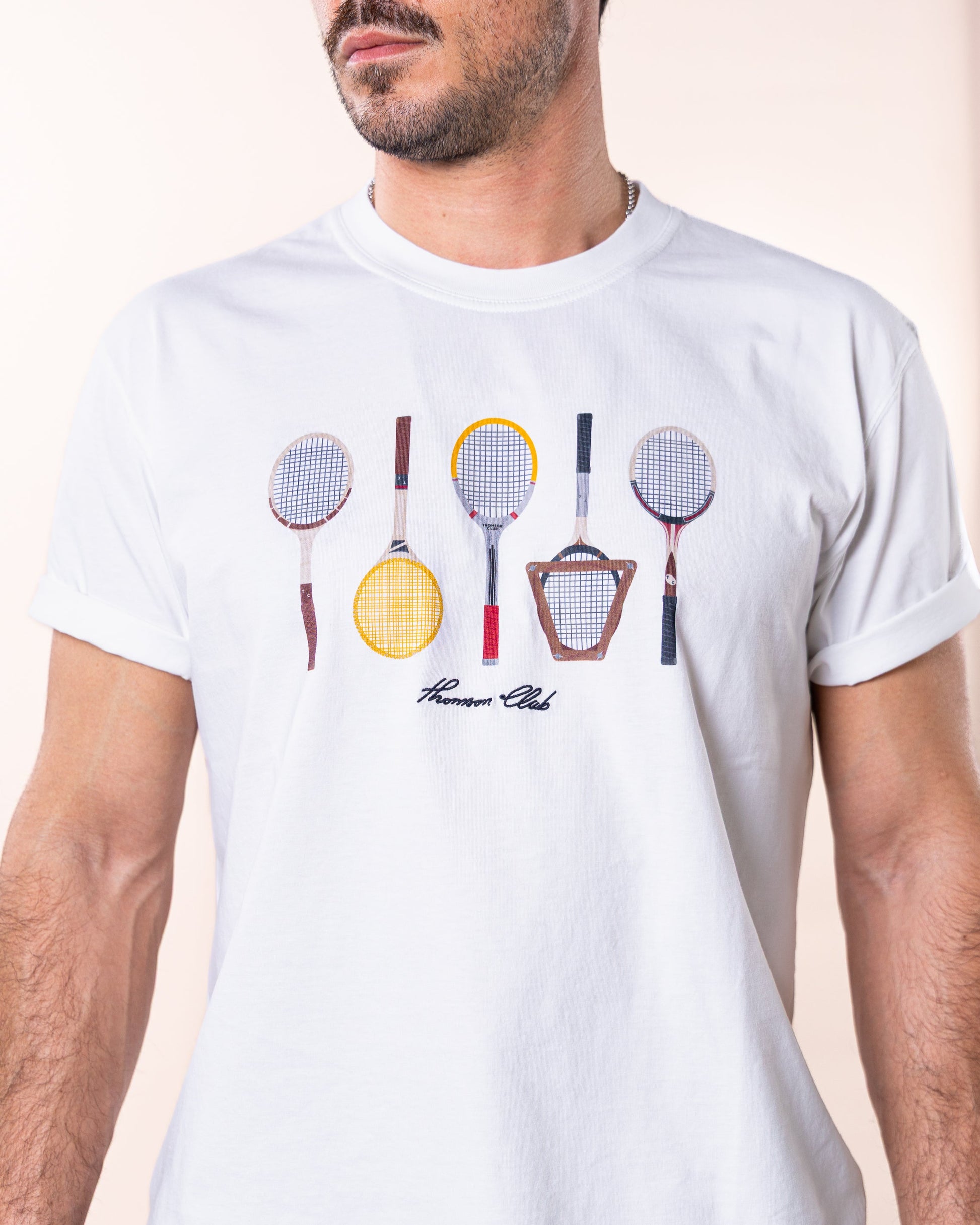 Desenho exclusivo com raquetes retro que homenageia a elegância dos courts antigos.