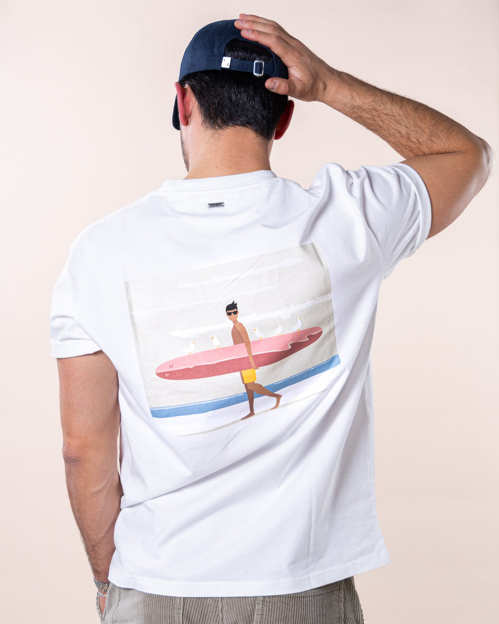 Surfista, gaivotas e mar ao fundo capturam a essência livre e tranquila da costa.