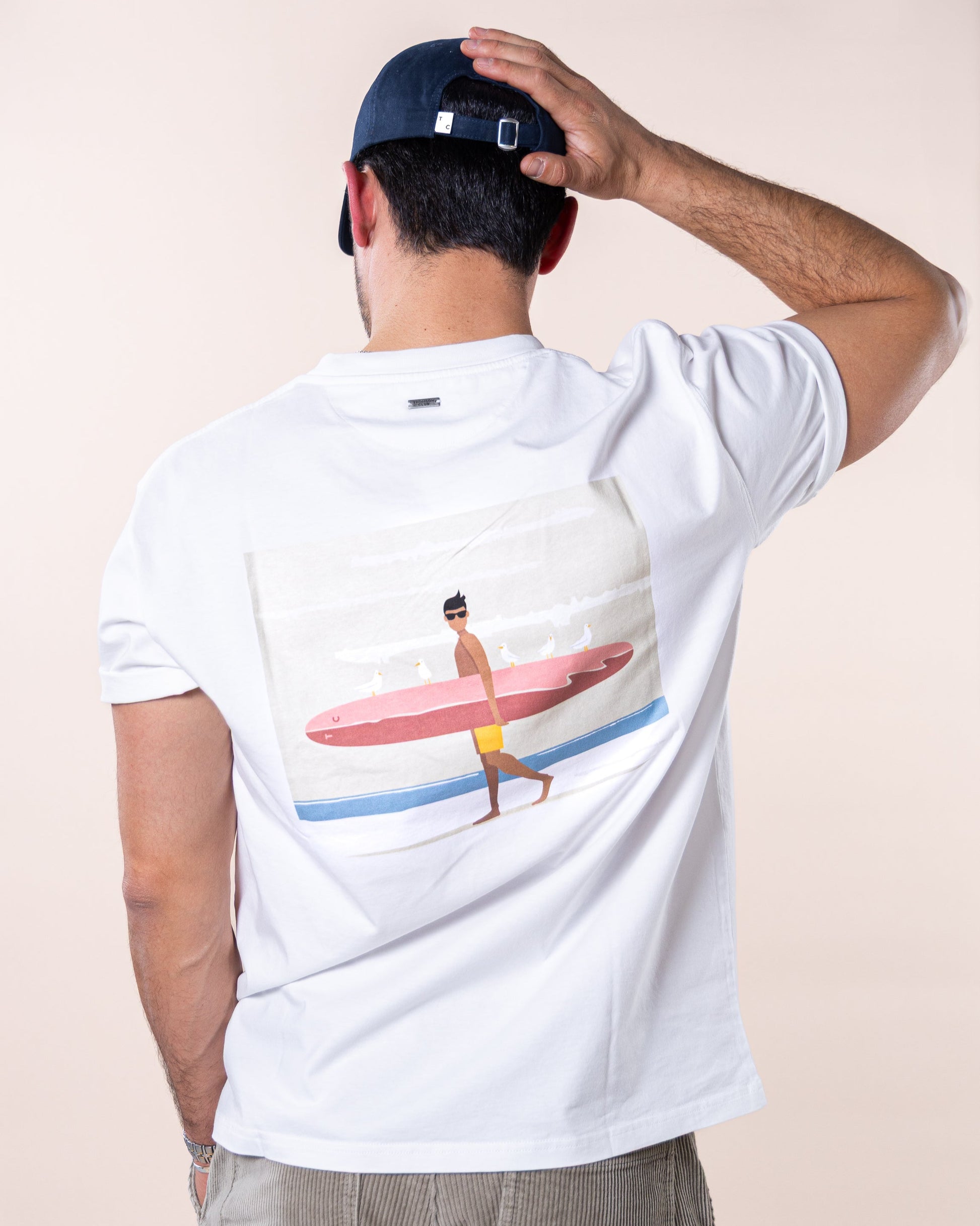 Surfista, gaivotas e mar ao fundo capturam a essência livre e tranquila da costa.