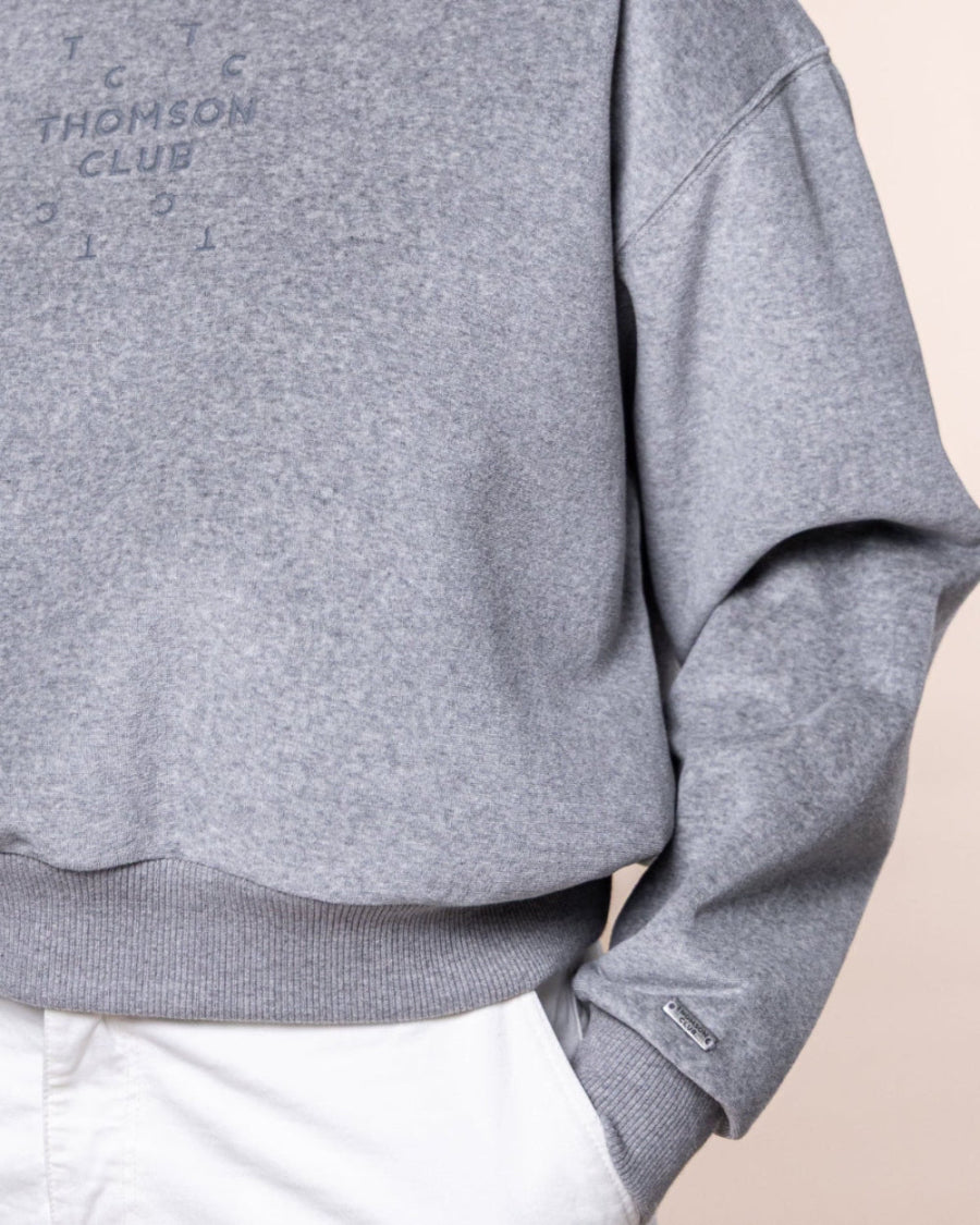 Modelagem ligeiramente curta que combina elegância com um visual casual contemporâneo.