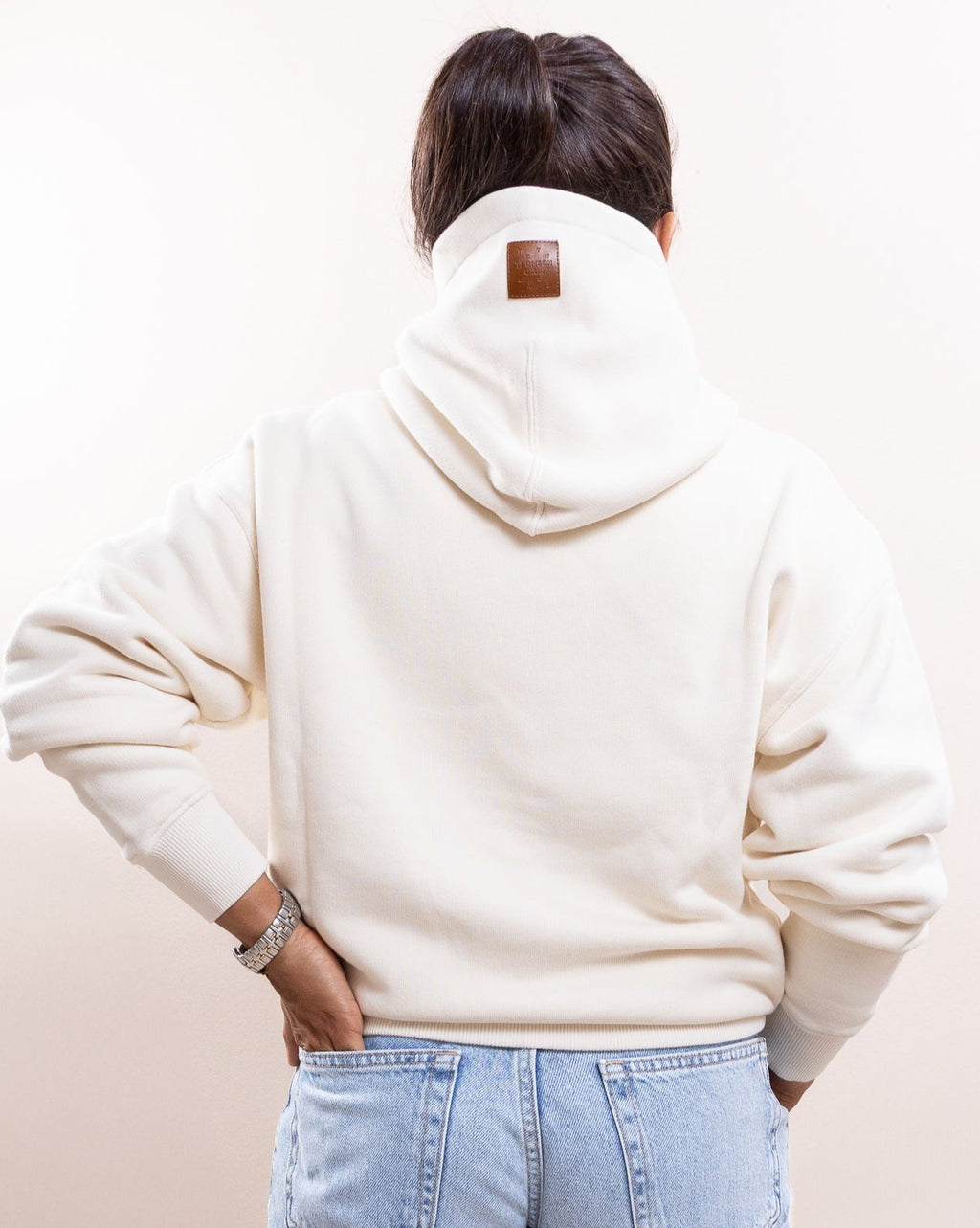 Hoodie pesado marfim que combina atitude, conforto e durabilidade em qualquer look.