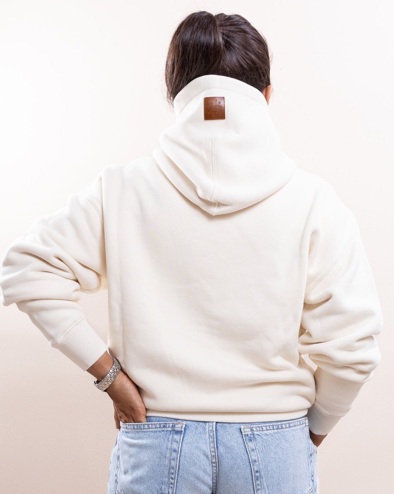 Hoodie pesado marfim que combina atitude, conforto e durabilidade em qualquer look.