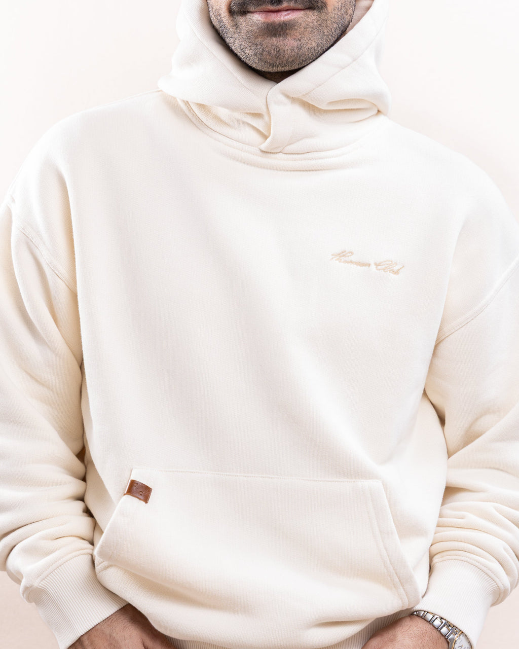 Hoodie pesado marfim que combina atitude, conforto e durabilidade para o dia a dia.