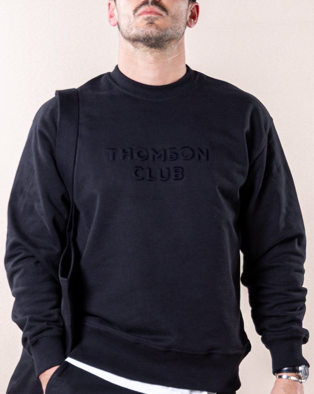 Sweatshirt de homem em algodão orgânico 100%, essencial para looks minimalistas e versáteis.