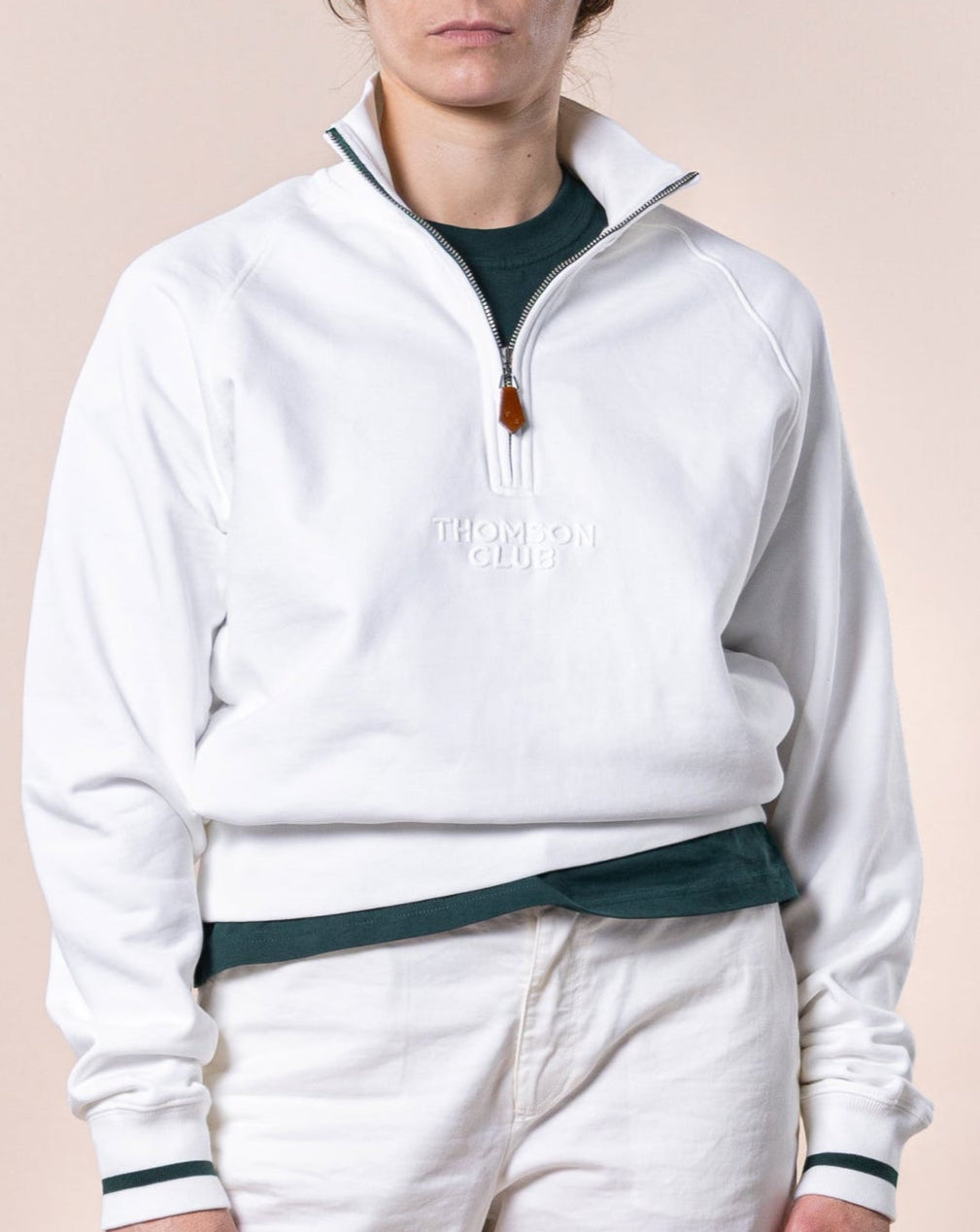 Peça off-white premium que combina estilo clássico e desportivo.