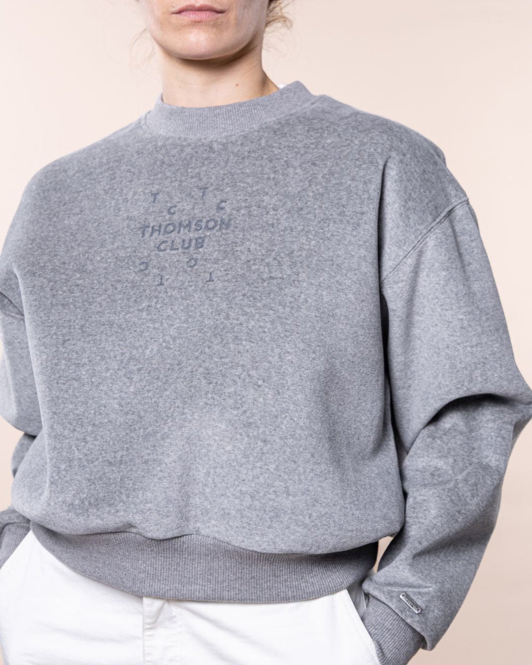 Peça em veludo premium com corte cropped relaxado e ombros caídos para máximo estilo.