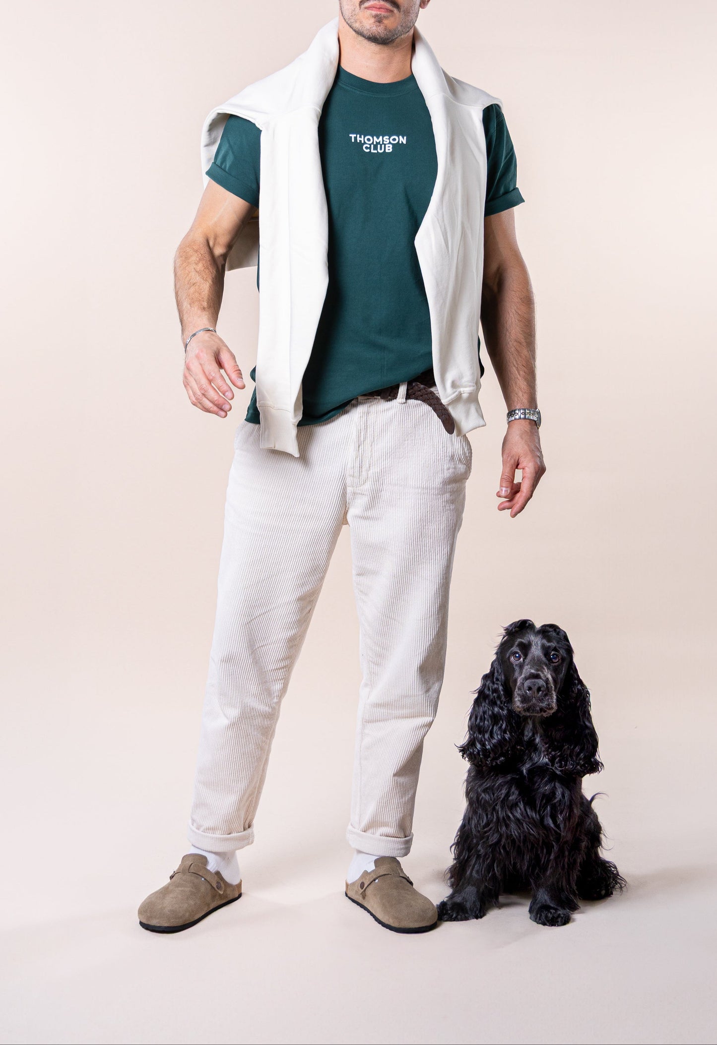 T-shirt verde de homem em algodão orgânico, corte relaxado com gola rib 1X1 e costuras de alta qualidade. Logotipo Thomson Club bordado em relevo e tag metálica nas costas. Visual simples e versátil, ideal para diversas combinações e ocasiões do dia a dia, equilibrando estilo clássico e desportivo.