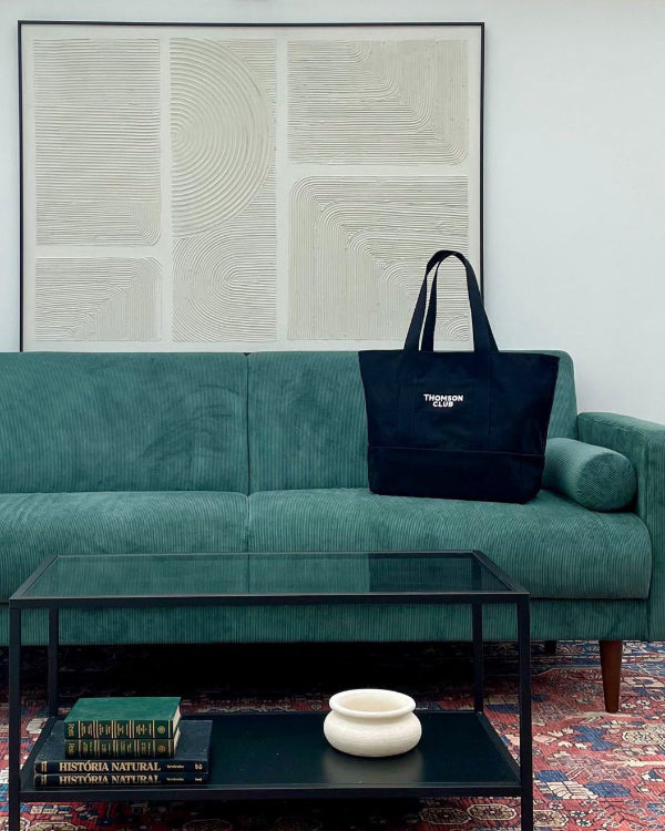 Composição do saco The TC Big Tote Black em ambiente moderno, destacando estilo e versatilidade