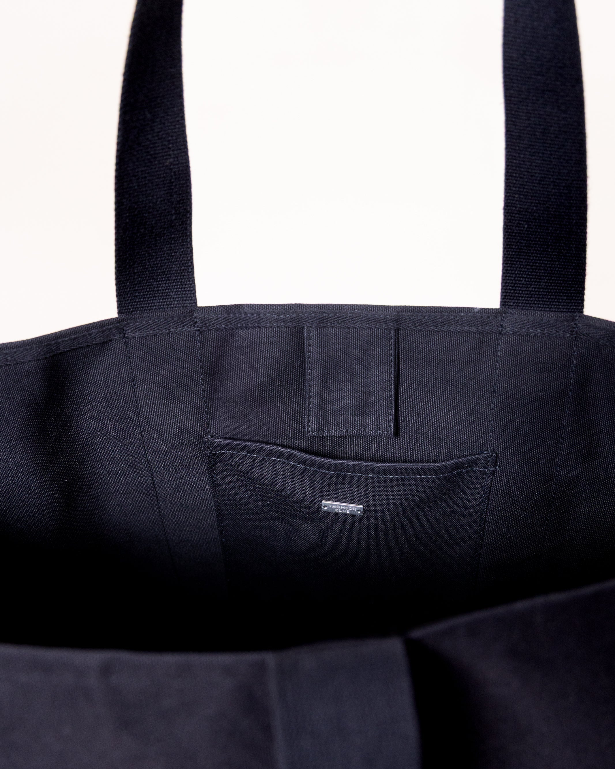 Interior espaçoso com bolso interno do saco preto The TC Big Tote Thomson Club