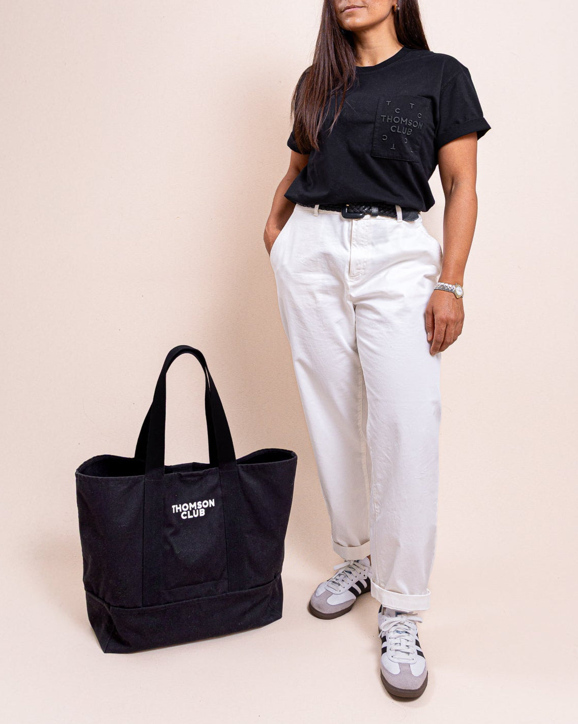 Saco preto The TC Big Tote ao lado, adaptável do escritório à praia com estilo minimalista