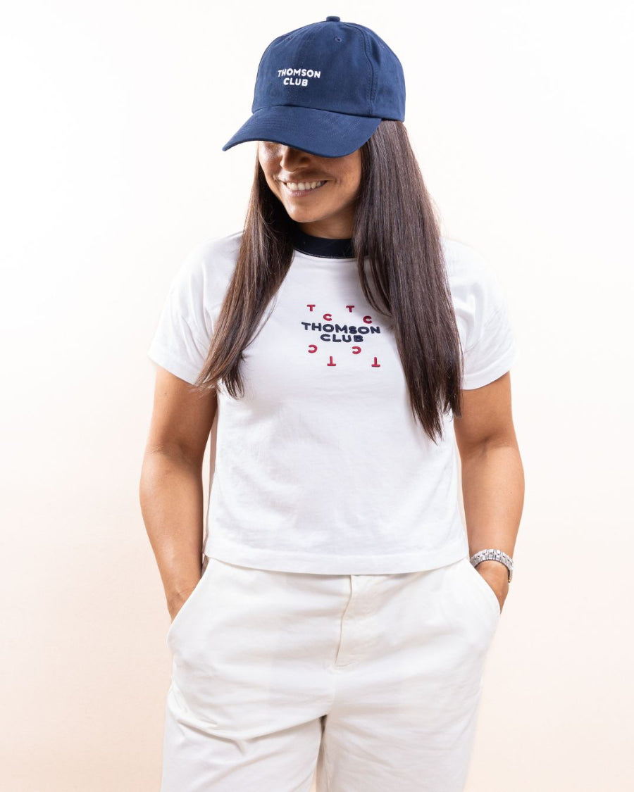 Modelo a usar boné azul marinho The TC Cap, estilo casual e elegante
