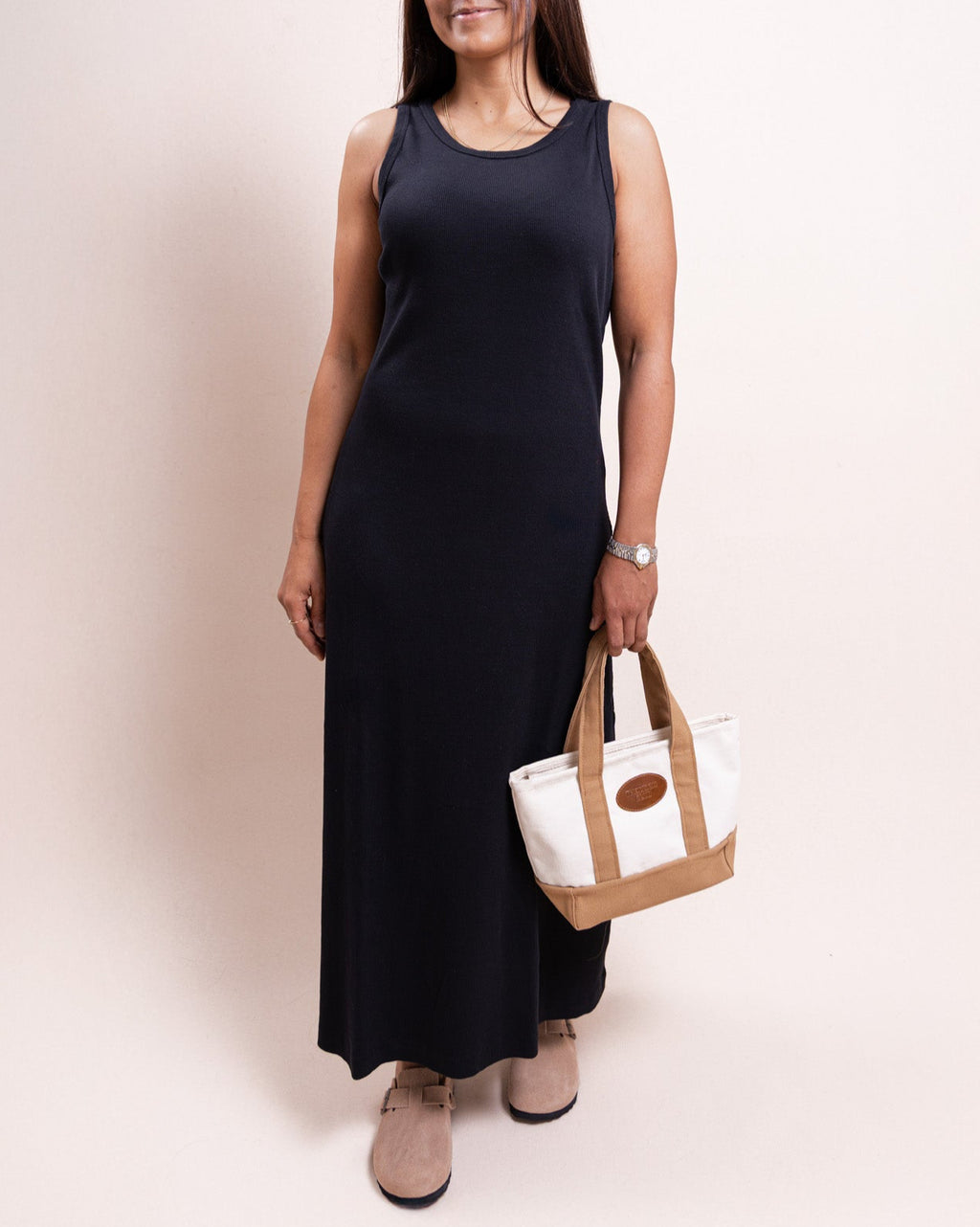 Look completo com vestido preto minimalista The TC Dress Thomson Club, estilo casual sofisticado