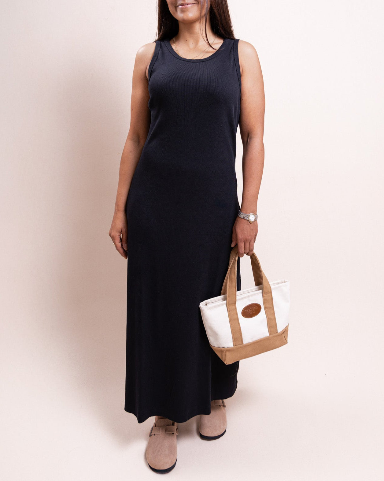 Look completo com vestido preto minimalista The TC Dress Thomson Club, estilo casual sofisticado