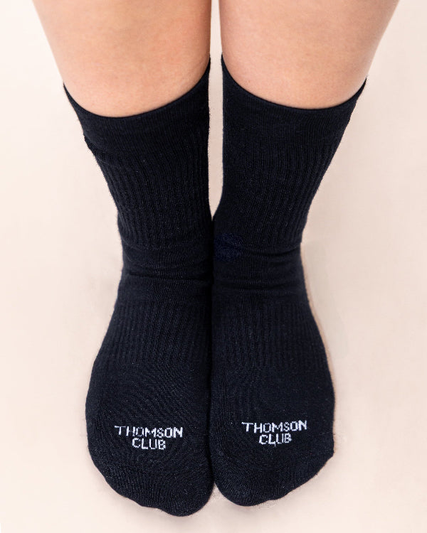 Par de meias pretas The TC Socks em algodão macio, design simples e elegante sem costuras