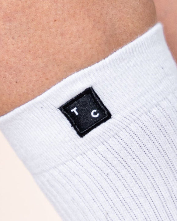 Detalhe do tecido de algodão macio das meias brancas The TC Socks