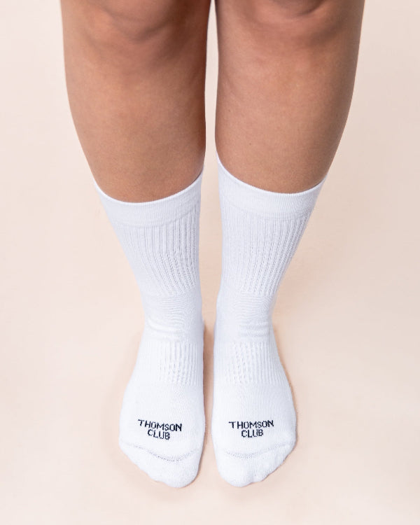 Par de meias brancas The TC Socks em algodão macio, design simples e elegante sem costuras