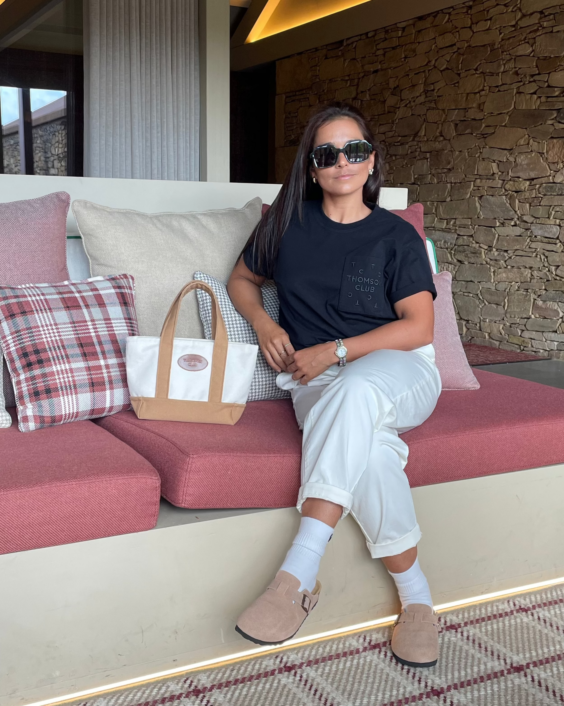 Simplicidade que se adapta a qualquer look, do casual ao chic.