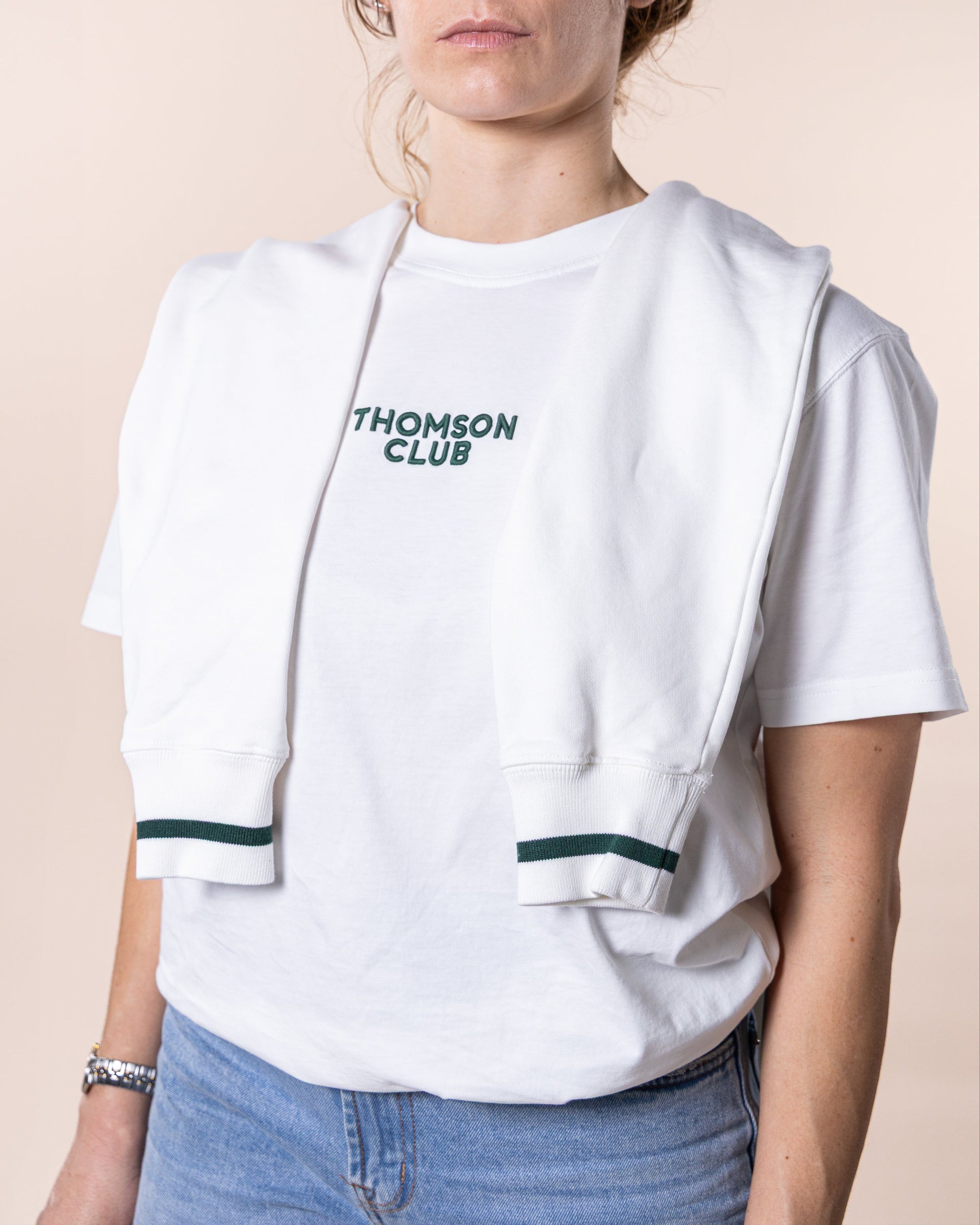 T-shirt branca de mulher em algodão orgânico 100%, perfeita para looks casuais ou sofisticados.